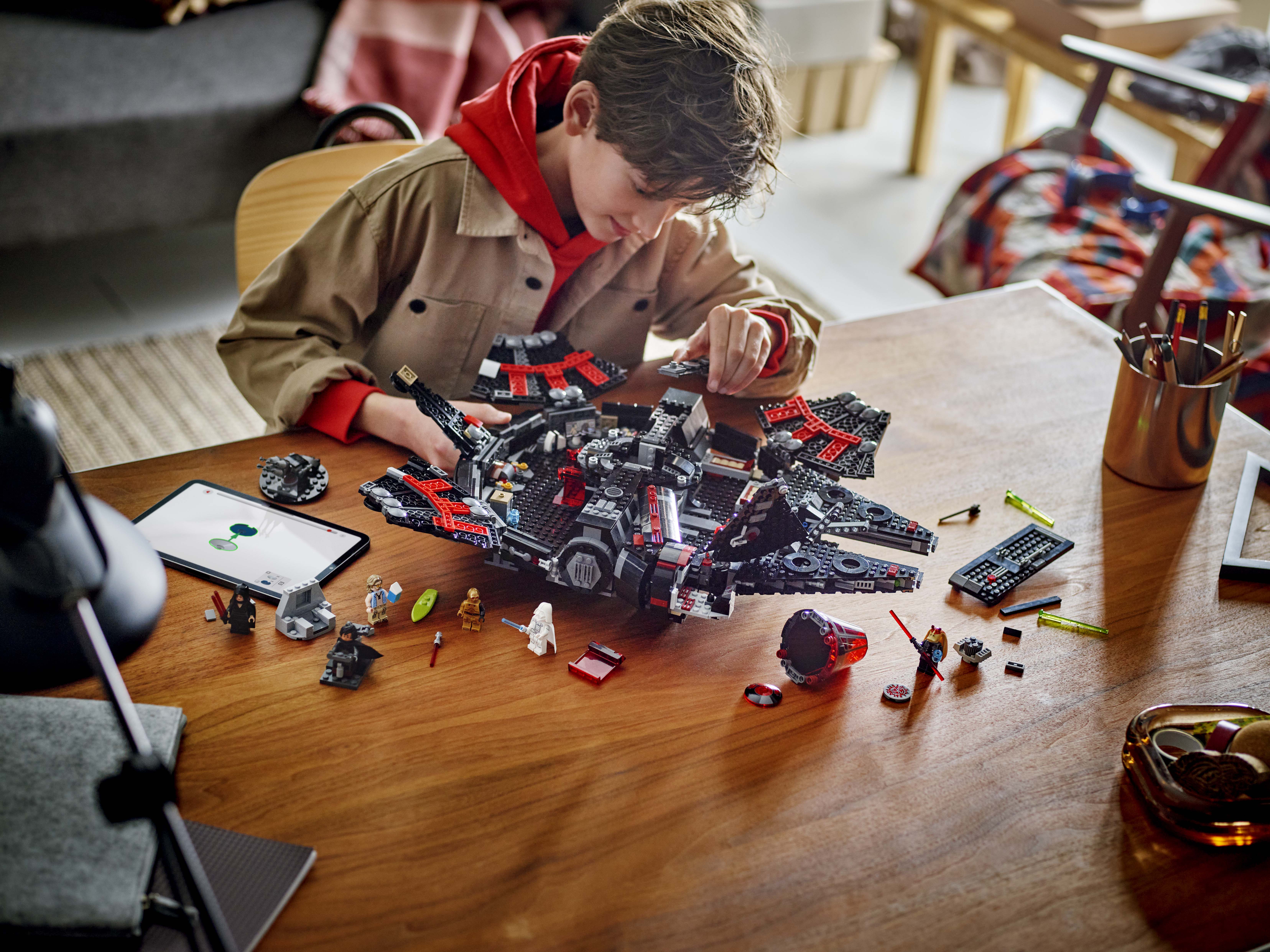 LEGO 75389 Dunkler Millennium Falke – Bauphasen und Konstruktionsdetails