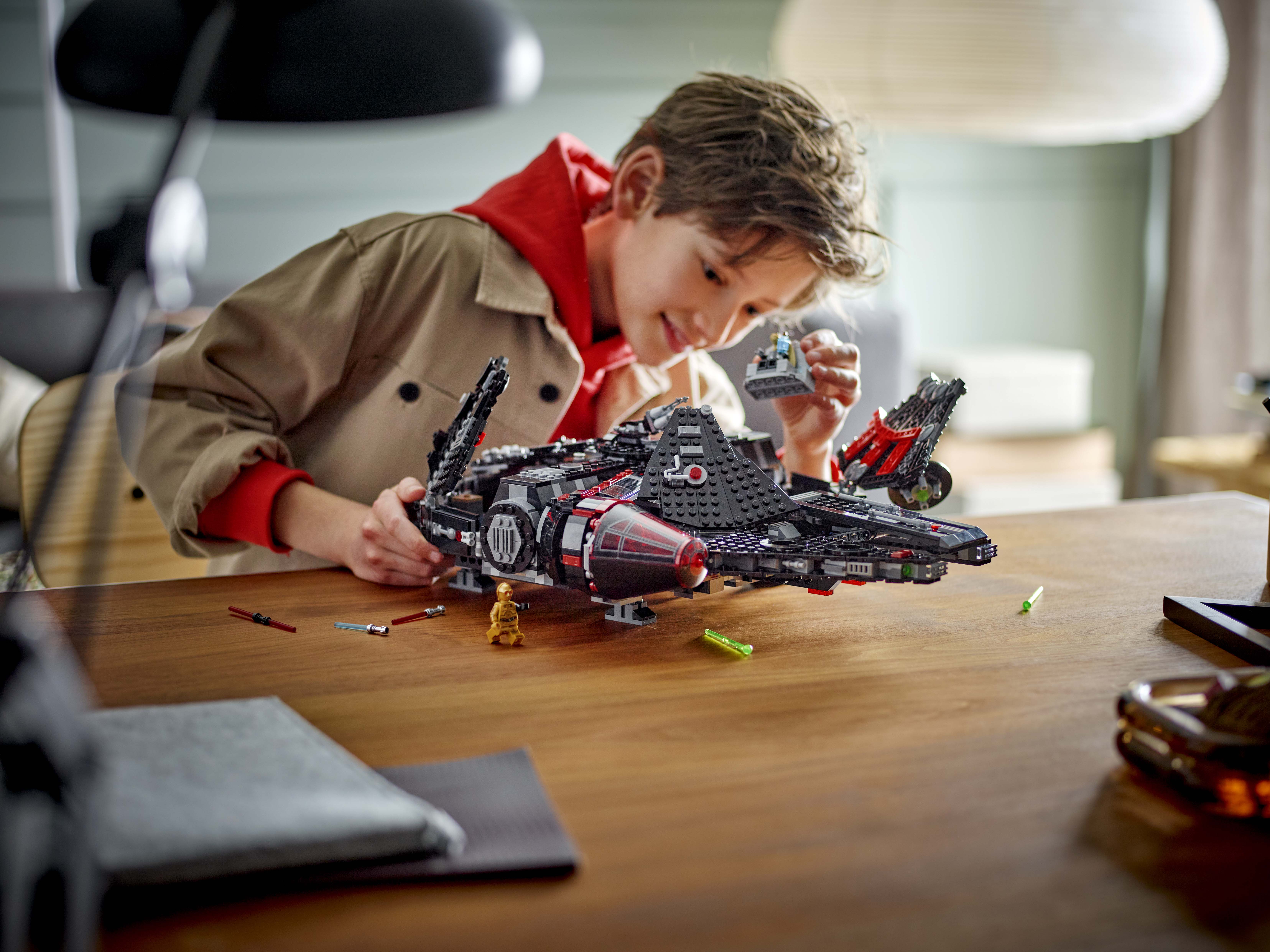 LEGO 75389 Dunkler Millennium Falke – Spielszene mit Figuren an Bord