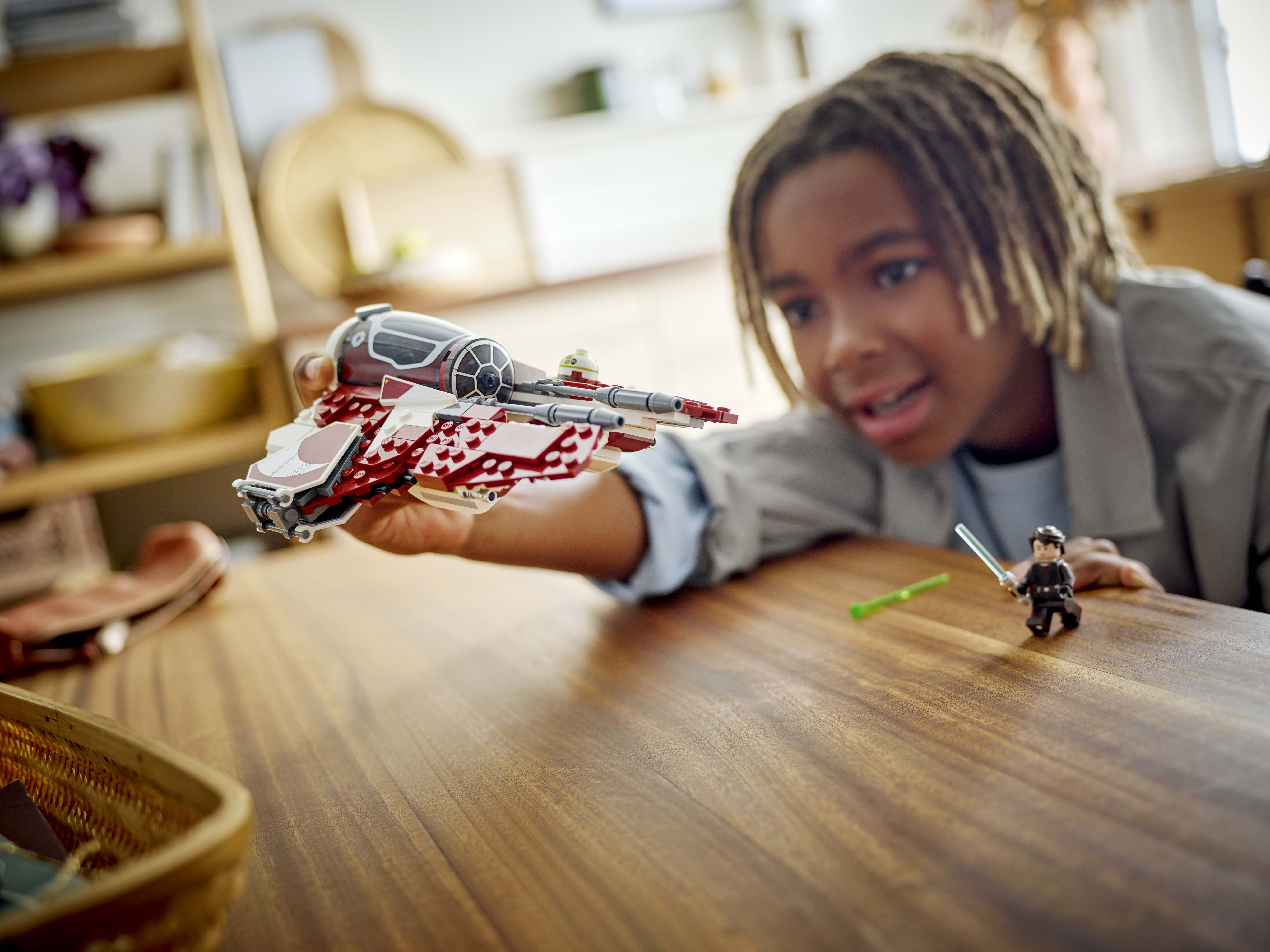 LEGO 75401 – Spielszene mit dem Jedi Interceptor