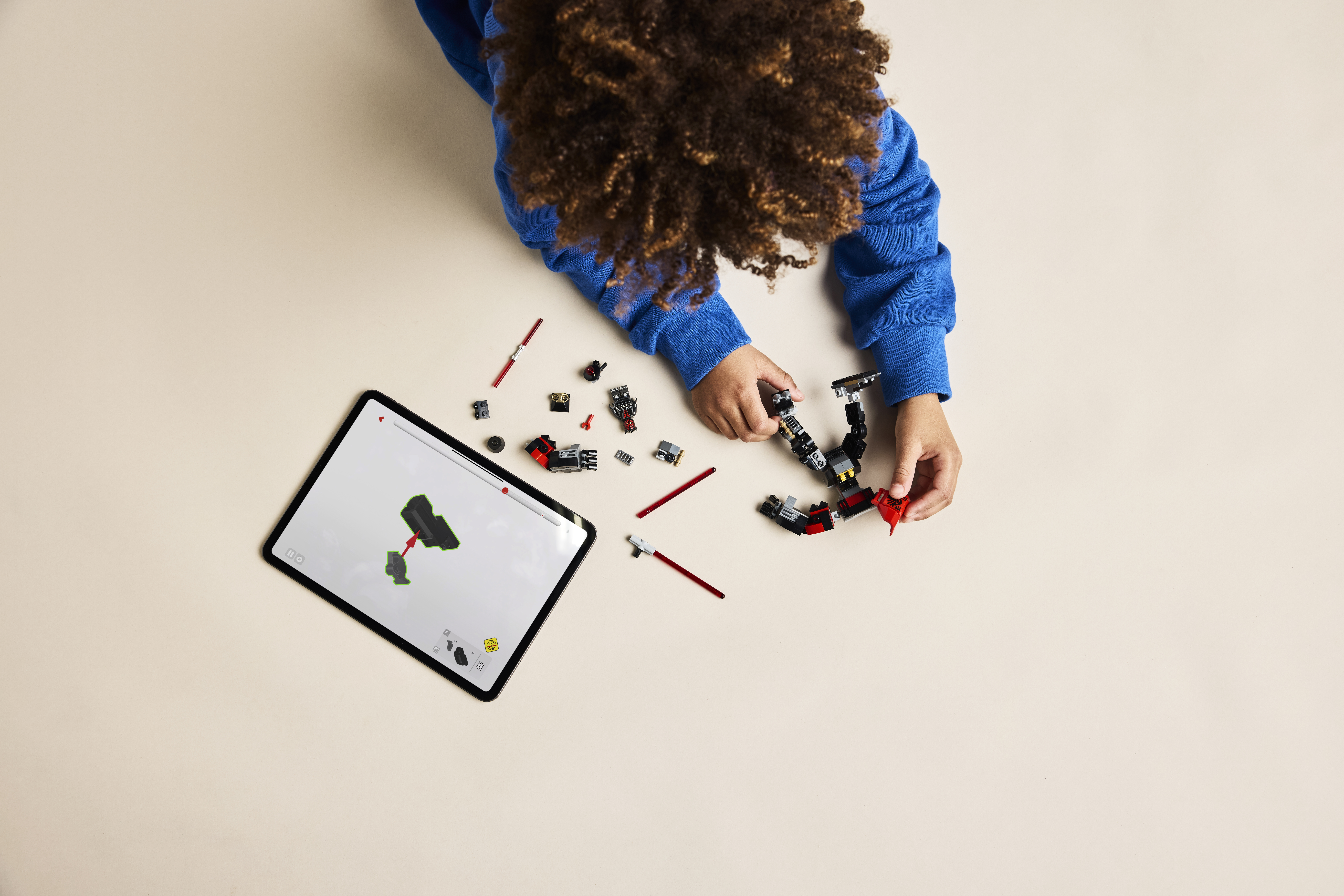 LEGO 75411 Darth Maul Mech – Detailaufnahme der beweglichen Gelenke und Minifigur-Cockpit