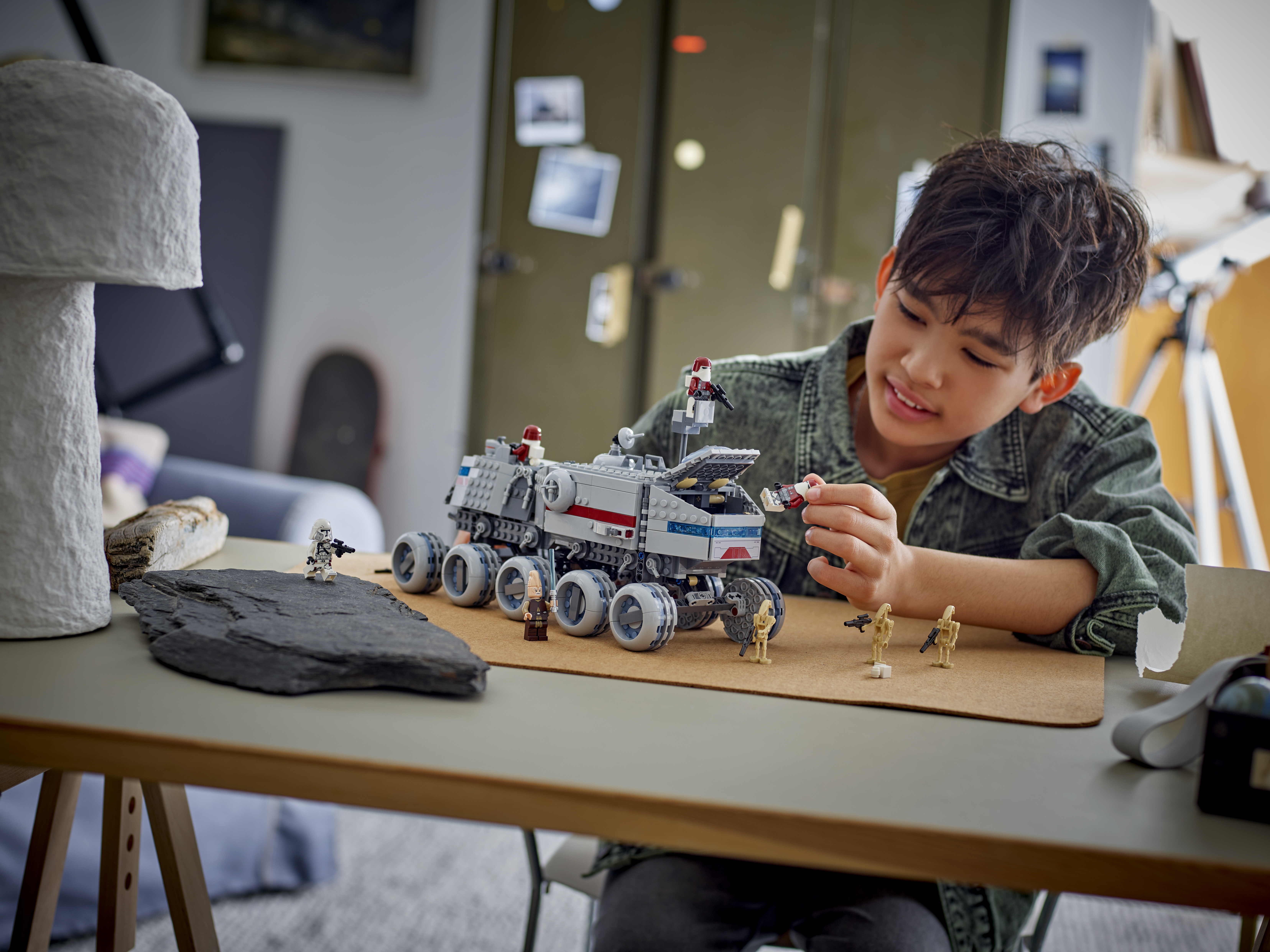 LEGO 75413 Juggernaut – Spielszene mit Clone Troopers und massivem Fahrzeug