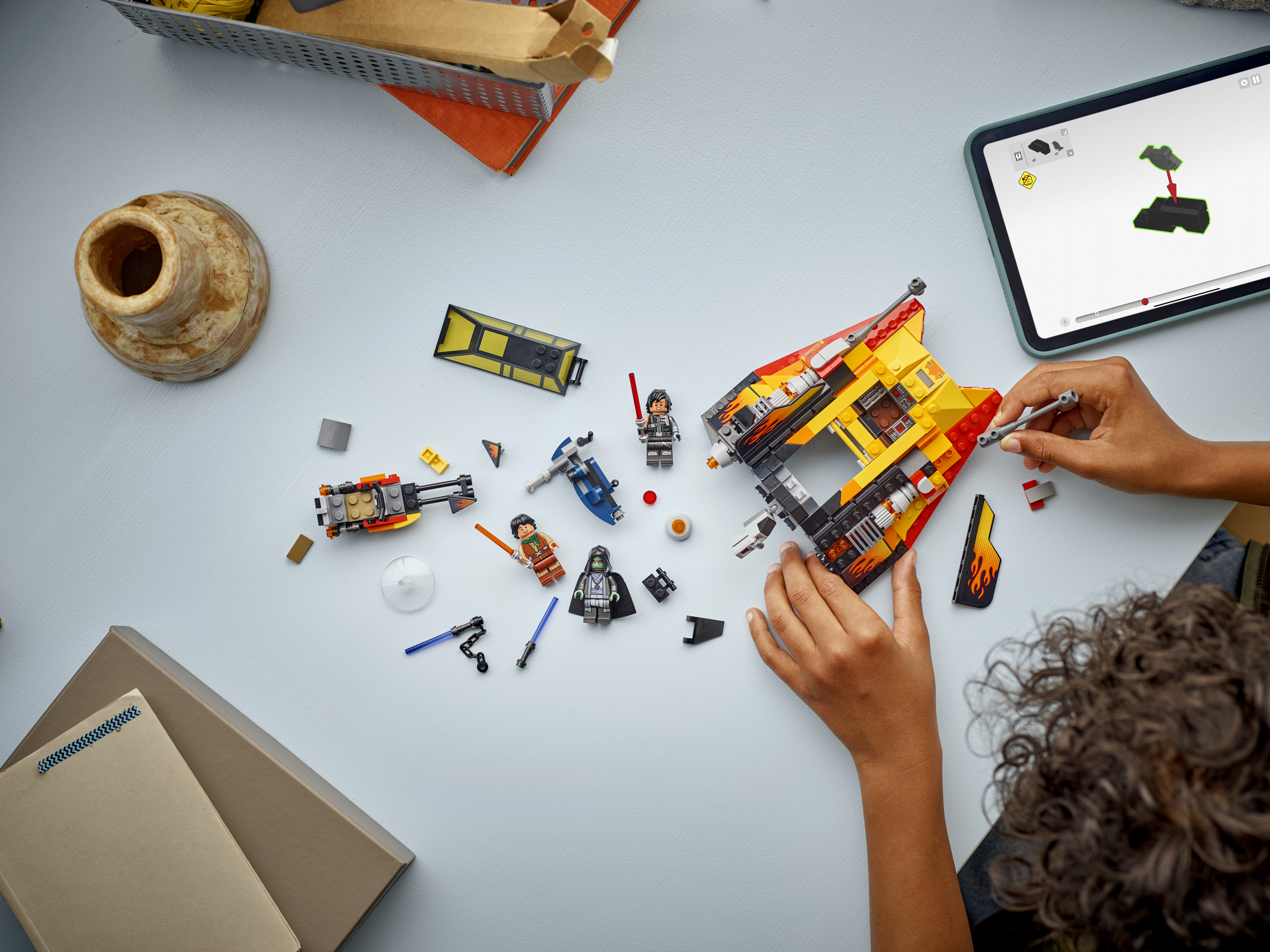 LEGO 75414 Snowspeeder – Detailaufnahme mit beweglichen Flügeln und Blasterarmen