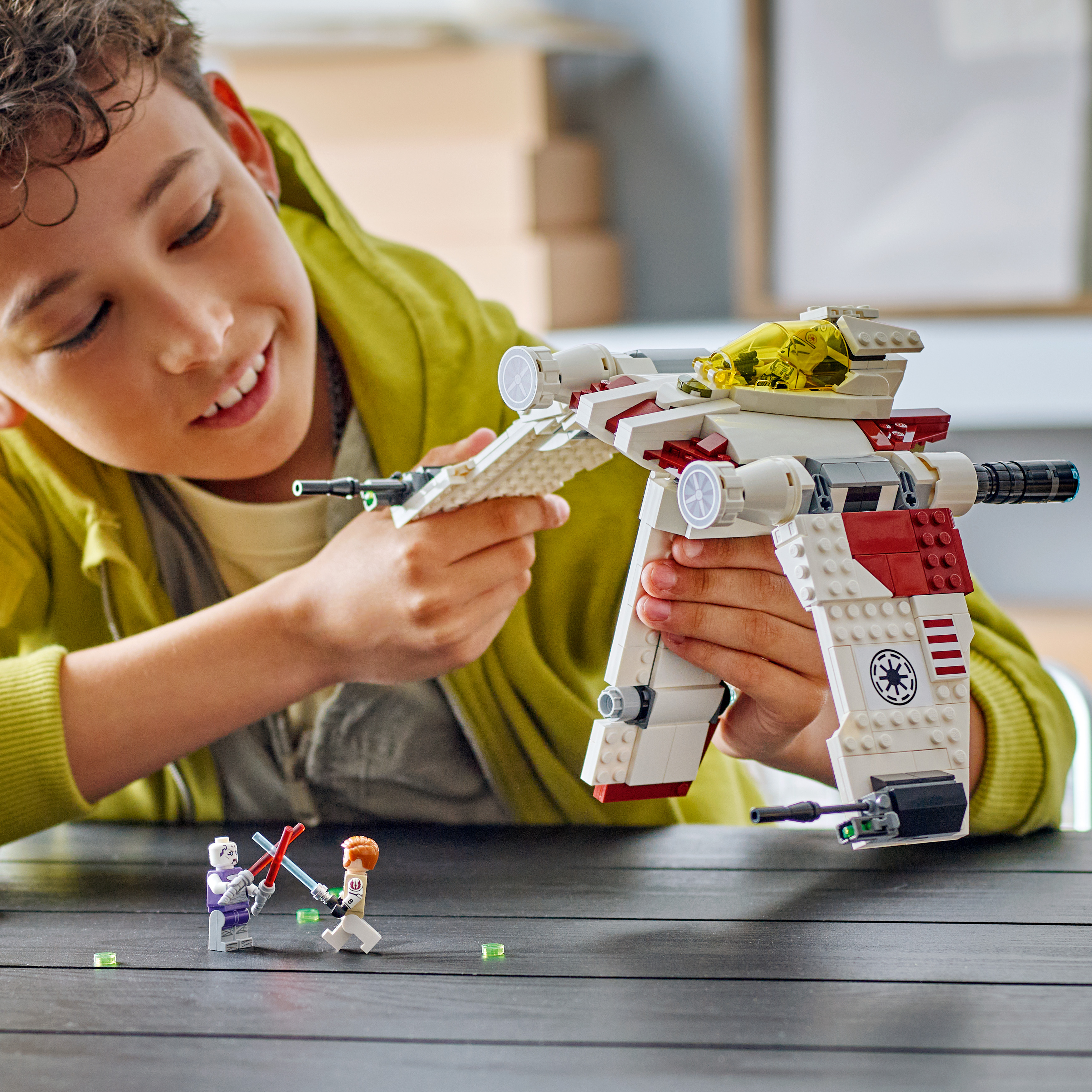 LEGO 75432 – Spielszene mit Lichtschwert-Duell