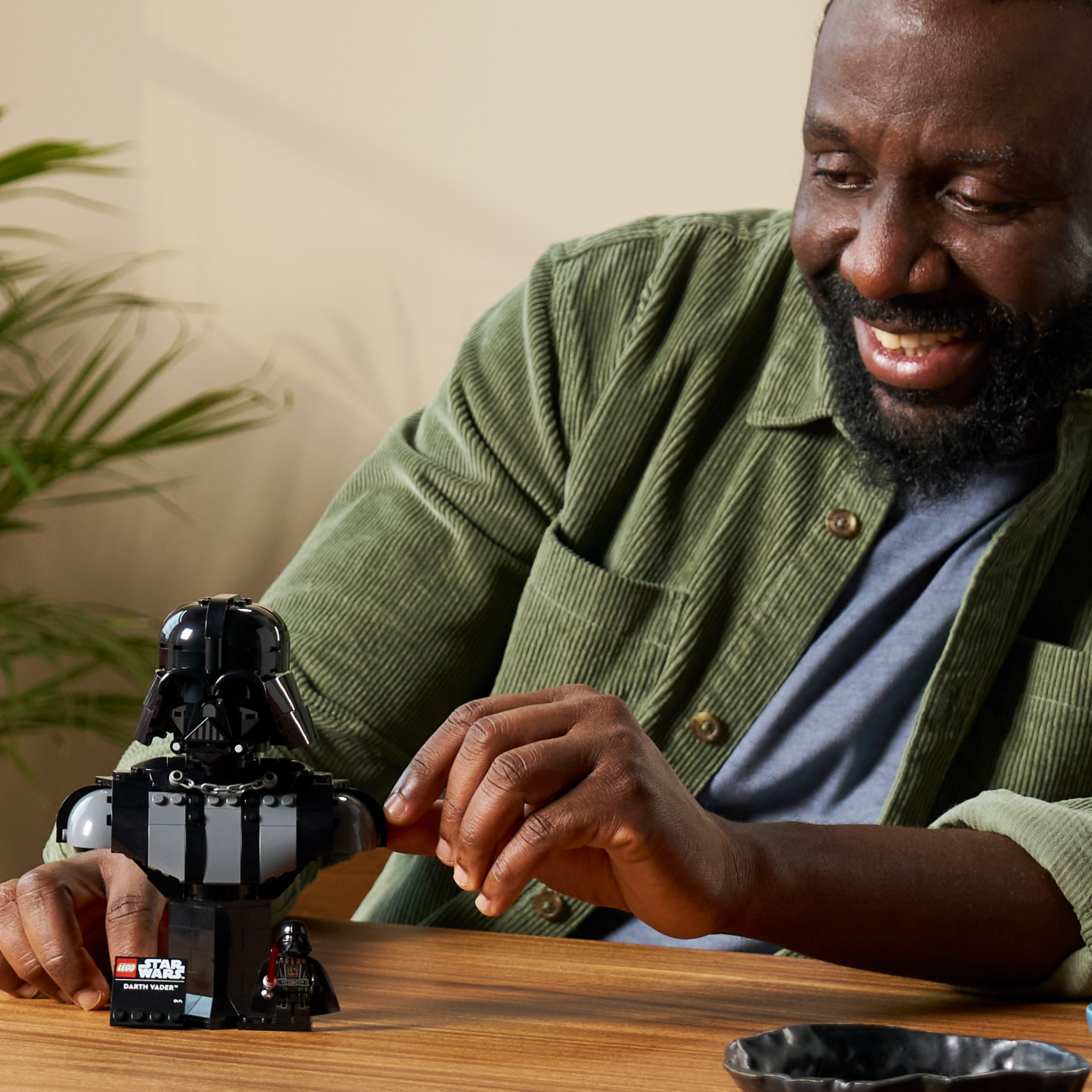 LEGO 75439 Darth Vader Büste als Displaystück im Regal