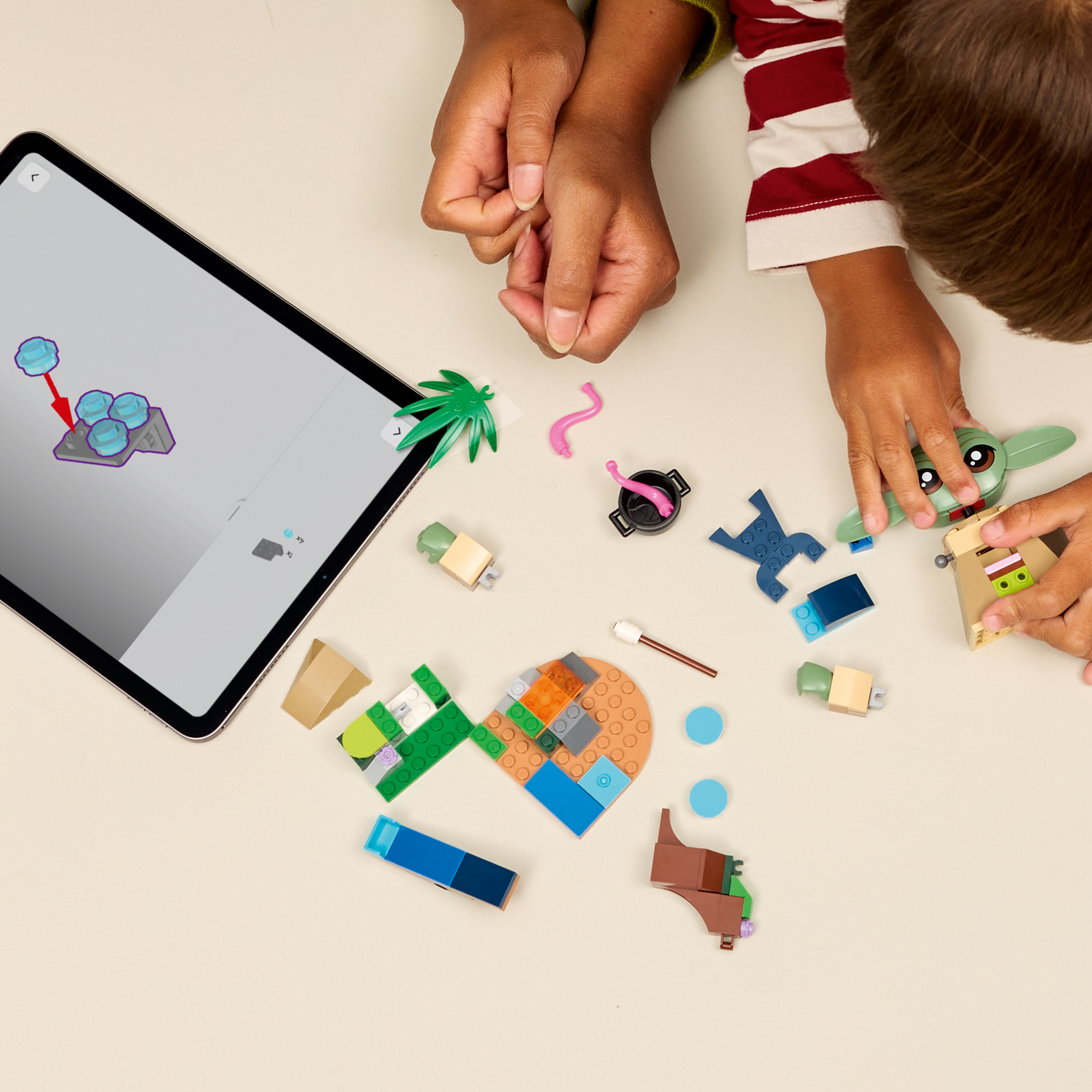 LEGO 75443 Grogus Zuhause – Kind beim Bauen des Sets