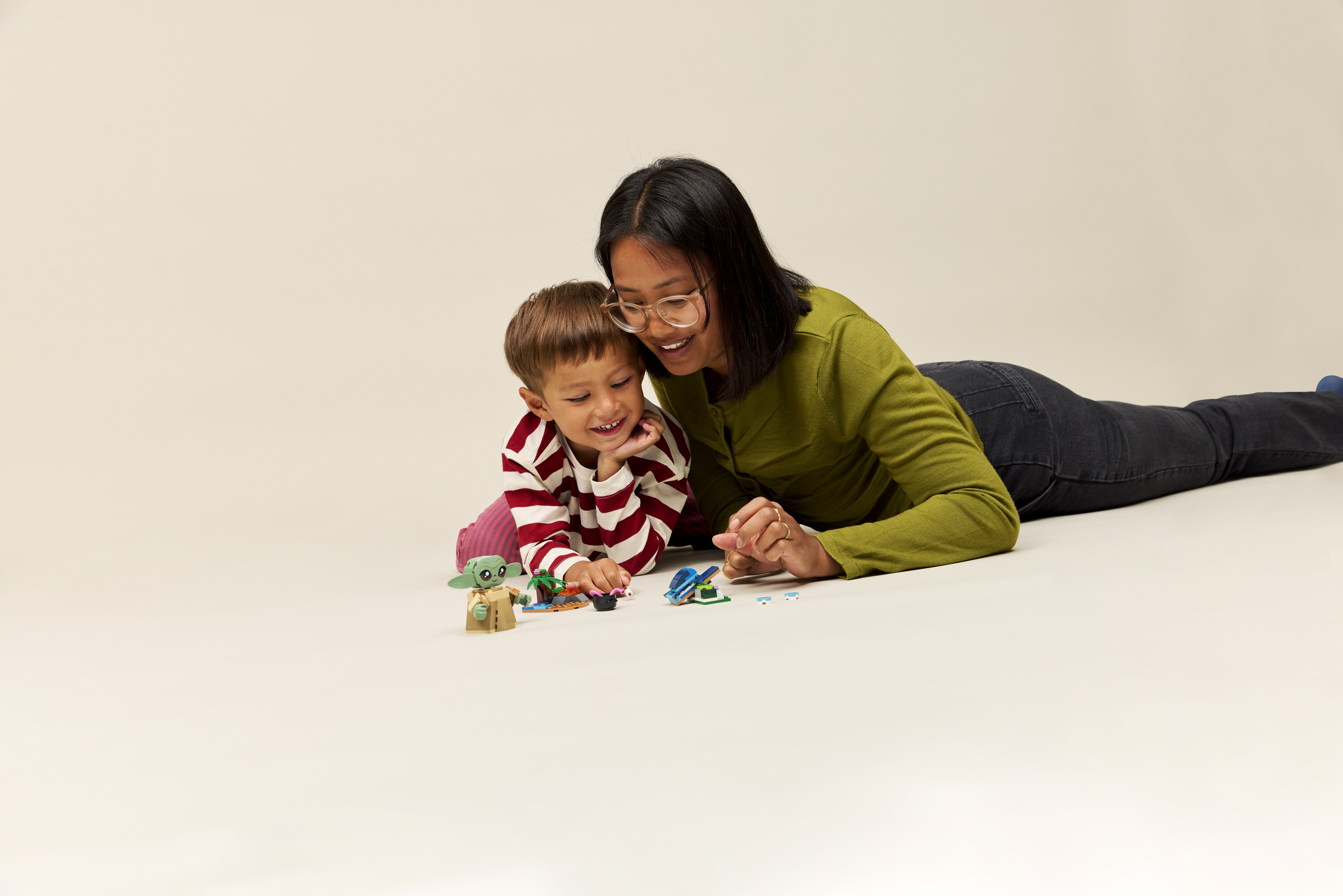 LEGO 75443 Grogus Zuhause – Kind spielt mit Grogu und der Feuerstelle