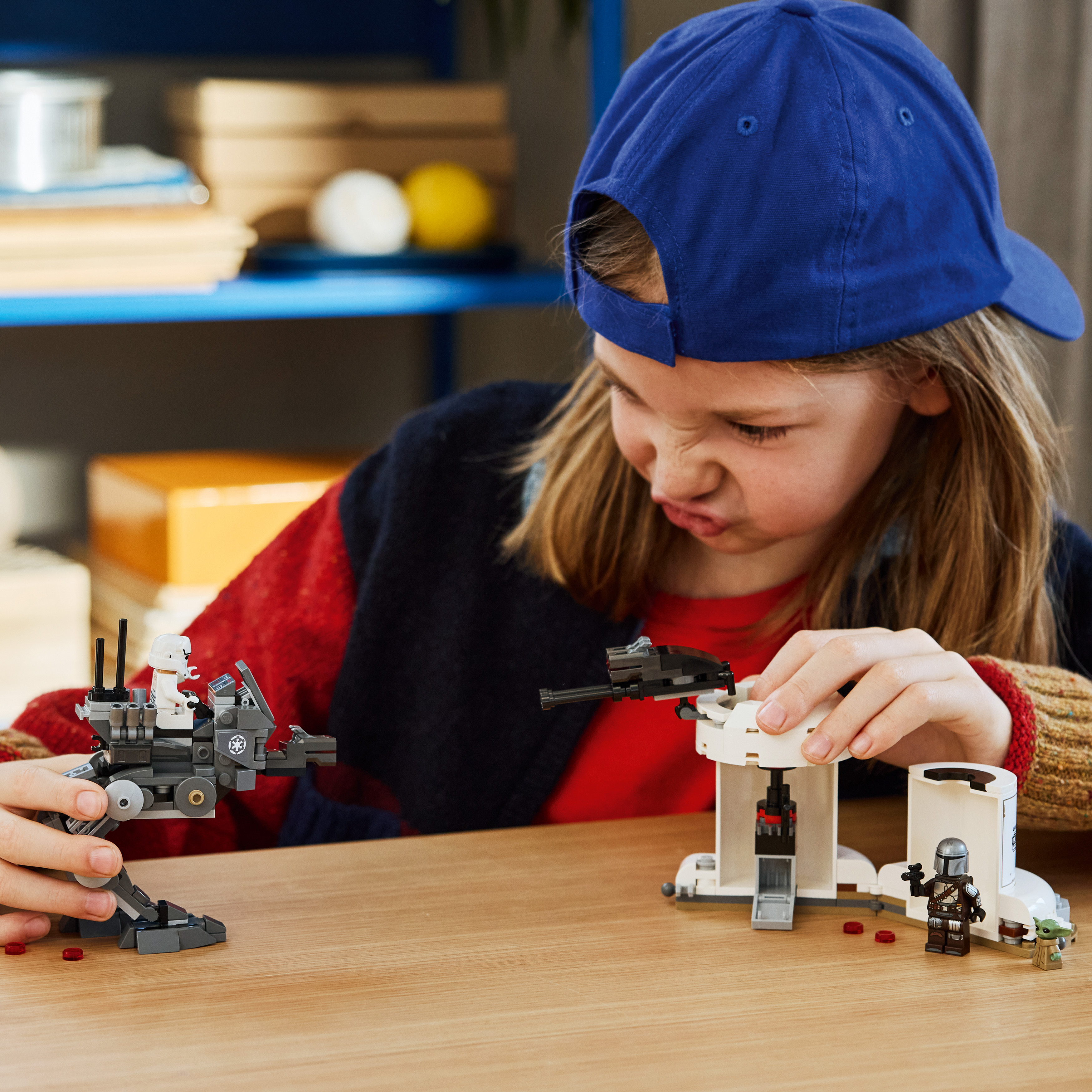 LEGO 75444 Angriff des AT-RT – Spielszene mit Läufer und Wehrturm