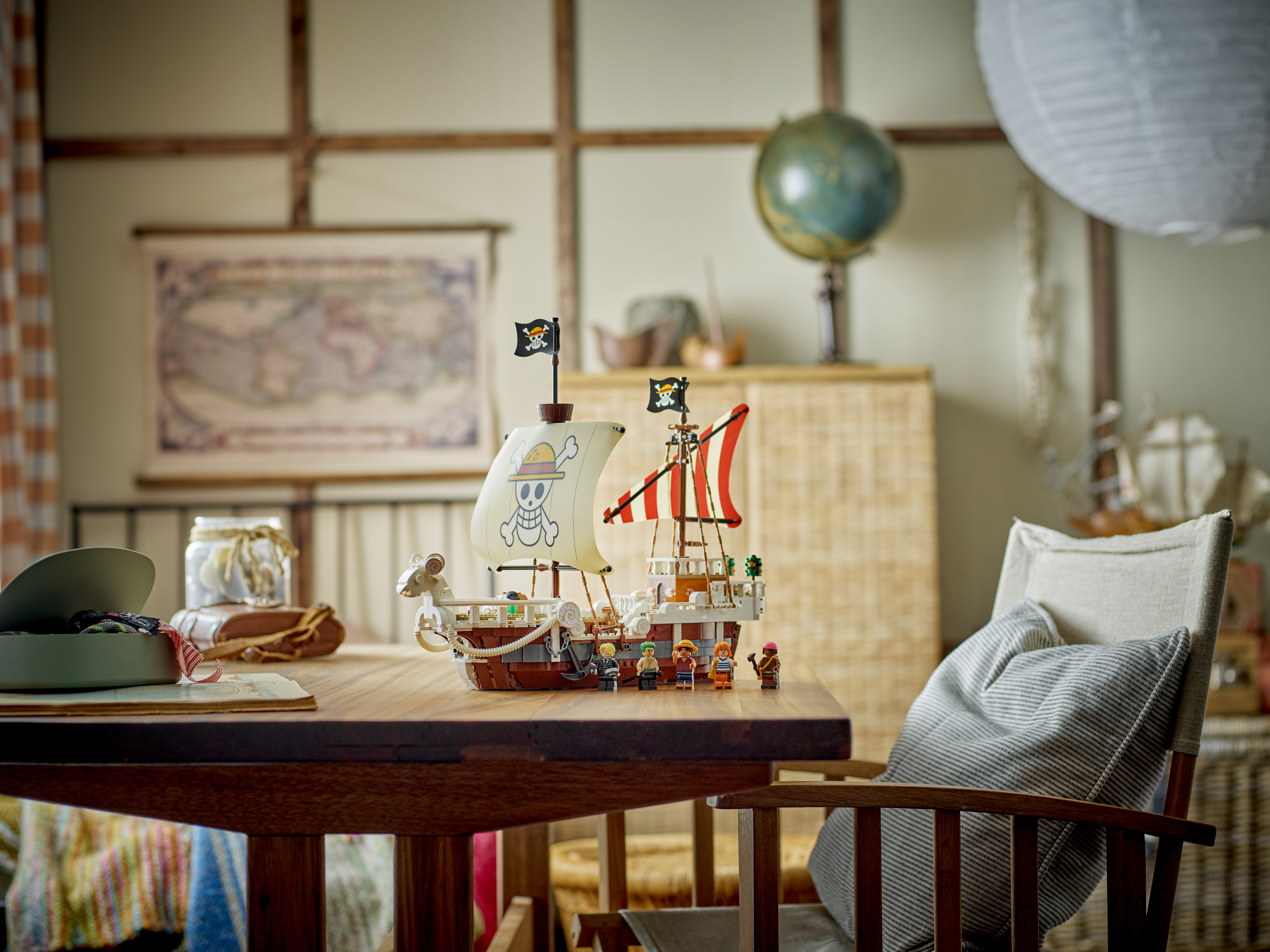 LEGO 75639 Das Piratenschiff Flying Lamb als Ausstellungsobjekt in Kinderzimmer-Ambiente
