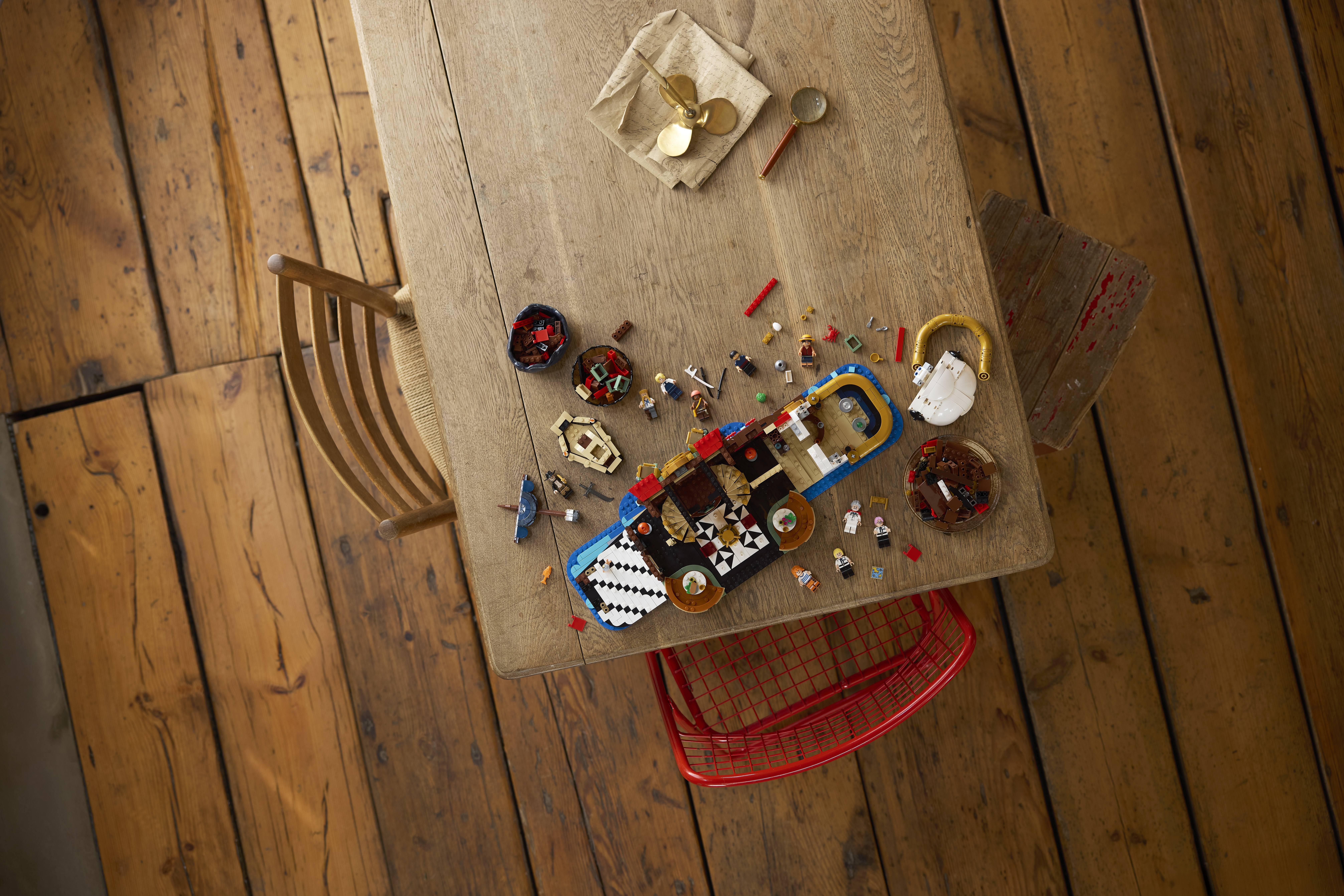 LEGO 75640 Baratié beim Zusammenbauen – Lifestyle-Aufnahme mit Bauprozess