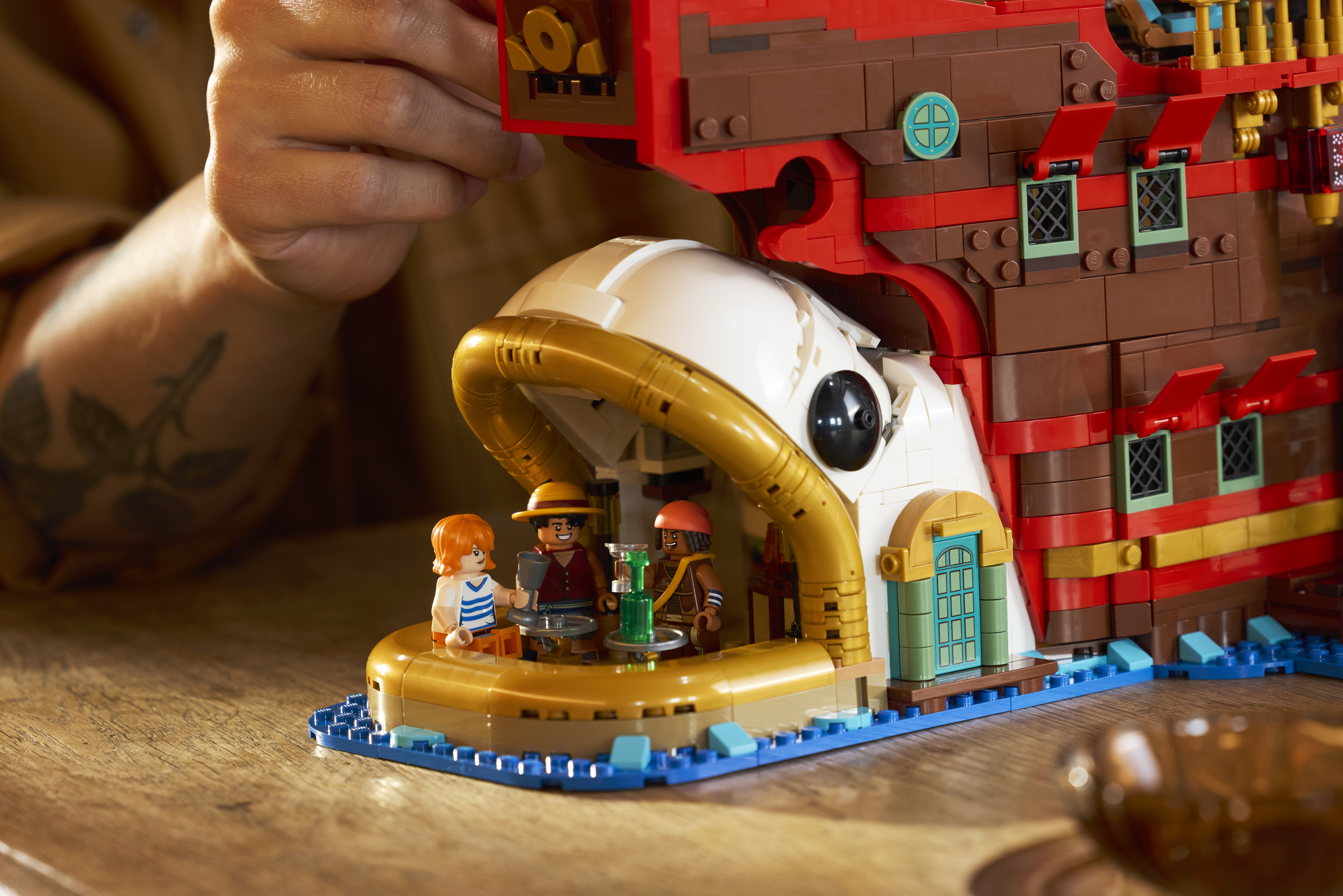 LEGO 75640 Detailaufnahme beim Bauen mit Minifiguren in Räumen