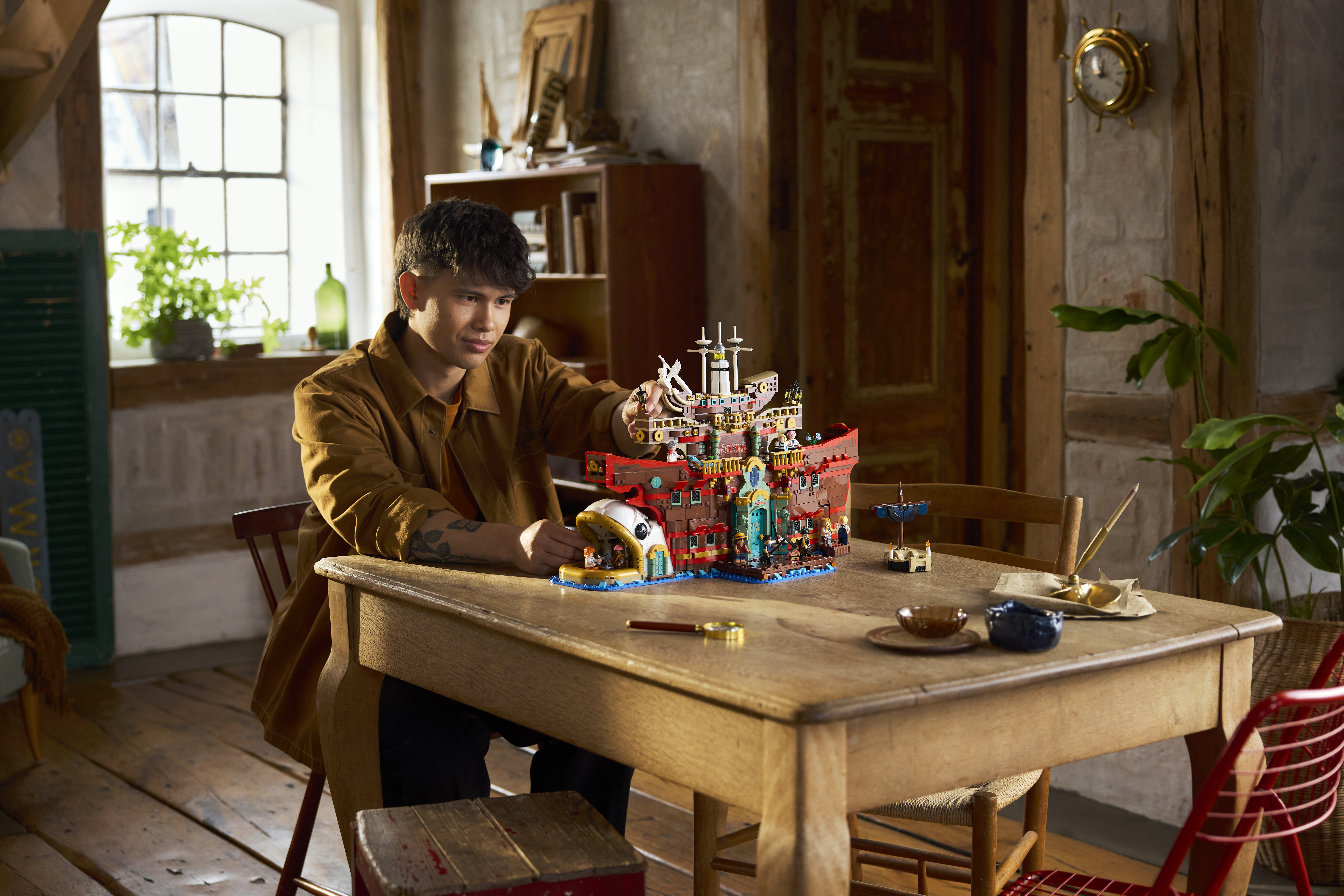 LEGO 75640 Baratié als Ausstellungsstück mit vollständig ausgebauten Räumen in Wohnumgebung