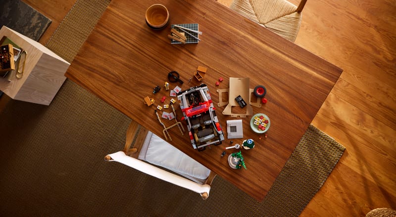 LEGO 77984 Jurassic Park Jeep Wrangler beim Zusammenbauen – Lifestyle-Aufnahme