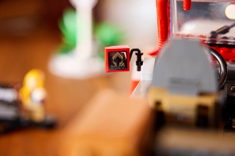 LEGO 77984 Jurassic Park Jeep Wrangler Detailaufnahme beim Bauen