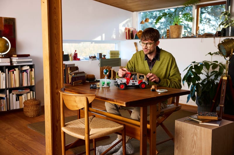 LEGO 77984 Jurassic Park Jeep Wrangler als Ausstellungsstueck in stilvoller Wohnumgebung